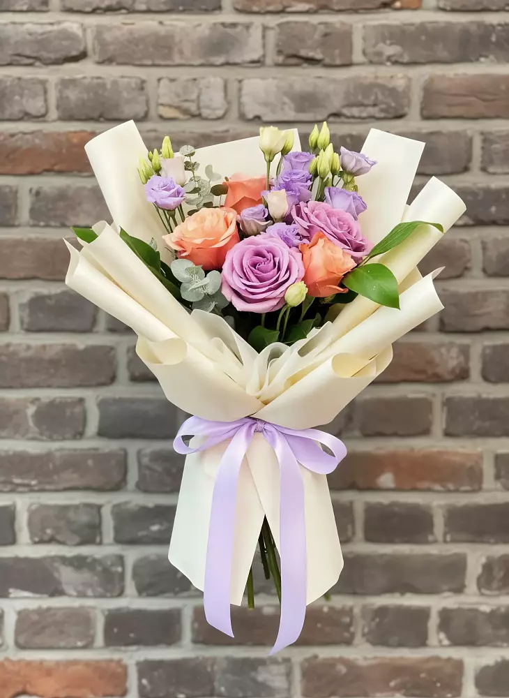 Букет цветов из: Лизиантусы и Розы в Горноуральский