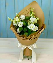 Букет цветов из:  Хризантемы и Лизиантусы в Горноуральский