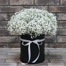 Цветочная композиция из Гипсофила в шляпной коробке в Горноуральский