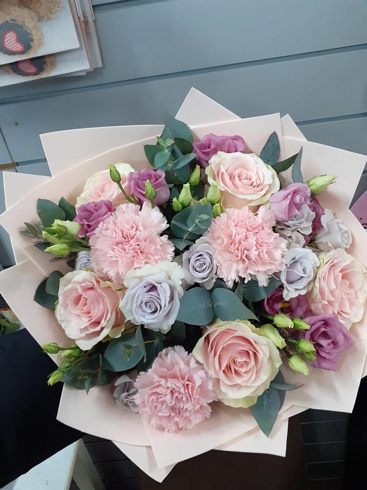 Букет цветов из: Розы, Гвоздики и Лизиантусы в Горноуральский