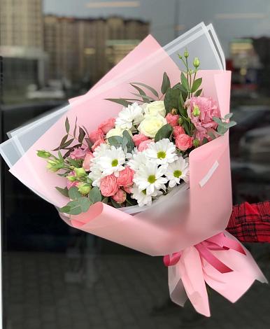 Букет цветов из: Розы, Лизиантусы и Хризантемы в Горноуральский